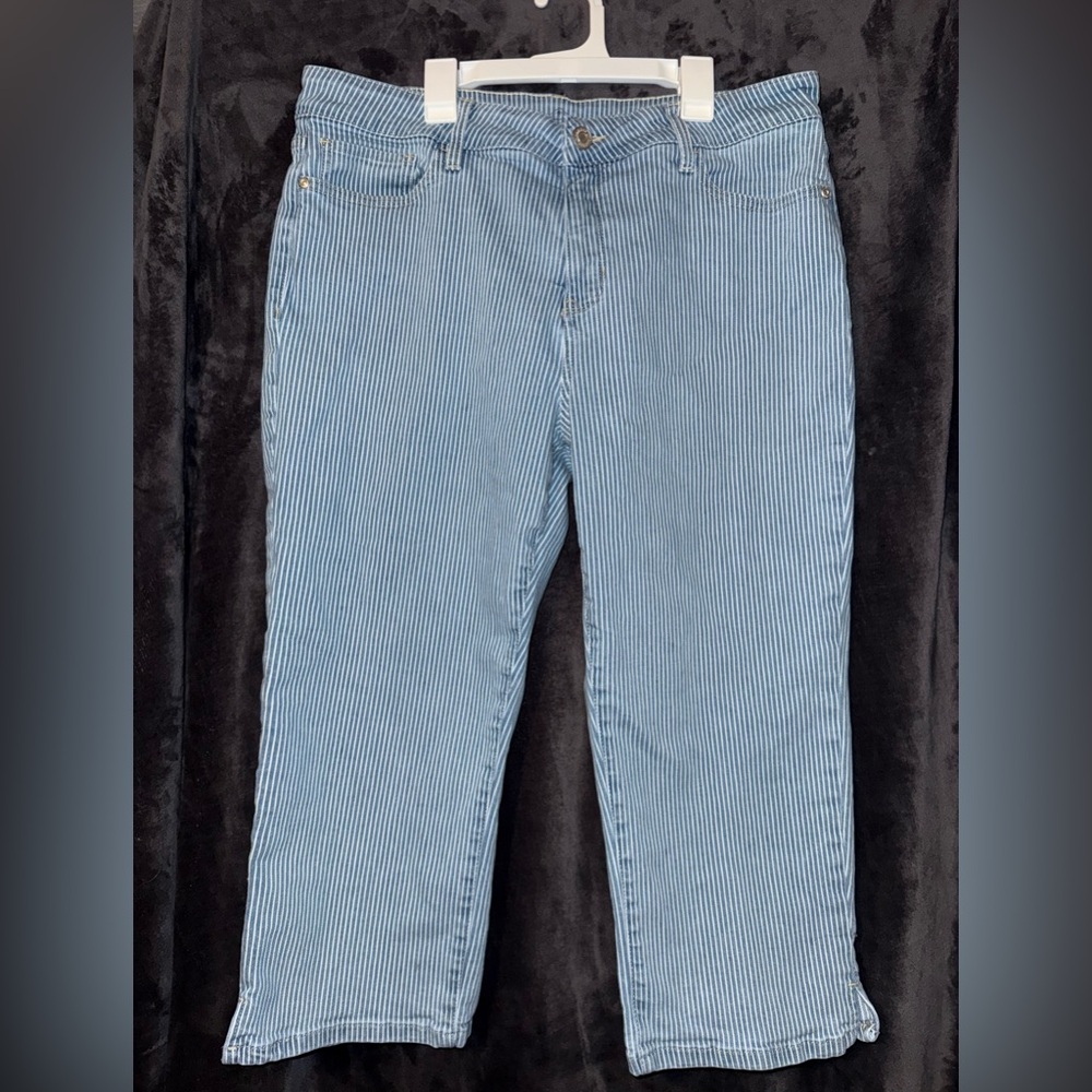 St John’s Bay pin striped Capri pants blue/white Size 14